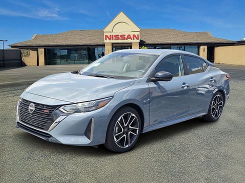 Used 2025 Nissan Sentra SR w/ SR Premium Package FWD image 2