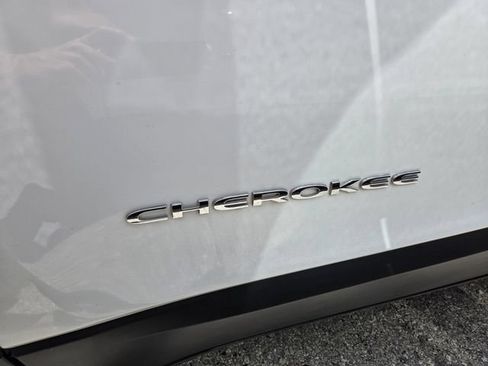 Used 2016 Jeep Cherokee Limited FWD image 4