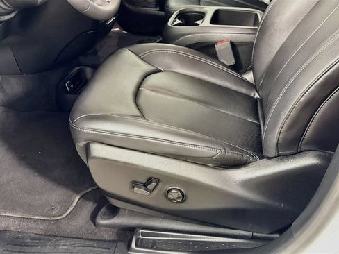 Used 2025 Chrysler Pacifica Select FWD image 18