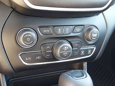 Used 2022 Jeep Cherokee Trailhawk w/ Comfort/Convenience Group AWD/4WD image 17