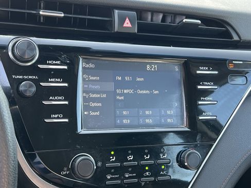 Used 2018 Toyota Camry LE FWD image 18