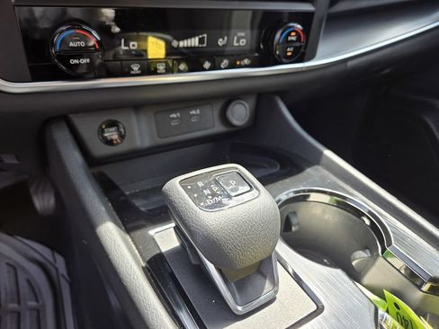 Used 2024 Nissan Rogue SV FWD image 17