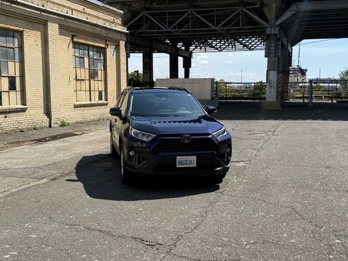 Used 2020 Toyota RAV4 XLE w/ Convenience Package AWD/4WD image 16
