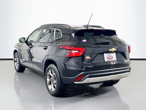 Used 2025 Chevrolet Trax LT w/ Driver Confidence Package image 6