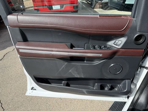Used 2023 Ford Expedition Limited image 13