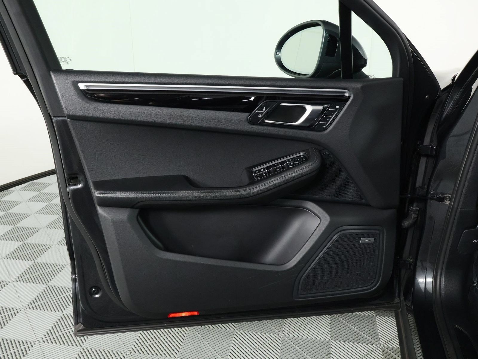Certified 2021 Porsche Macan AWD/4WD image 20