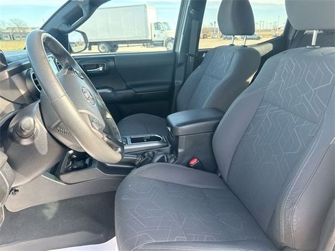 Used 2016 Toyota Tacoma TRD Off-Road image 18