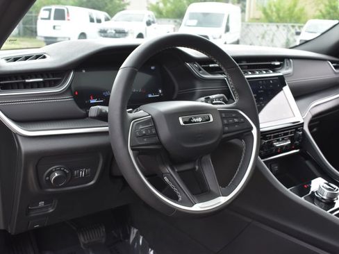 Used 2023 Jeep Grand Cherokee Laredo AWD/4WD image 21