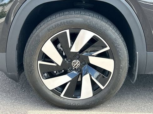 Used 2024 Volkswagen Atlas Cross Sport SE FWD image 32