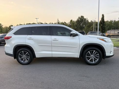 Used 2018 Toyota Highlander XLE FWD image 2