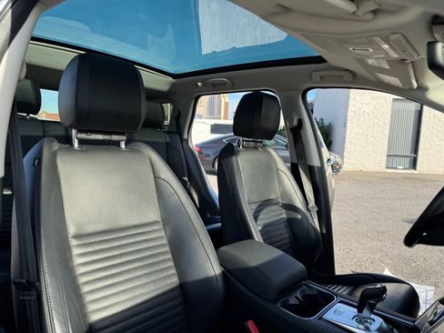 Used 2020 Land Rover Discovery Sport SE image 18