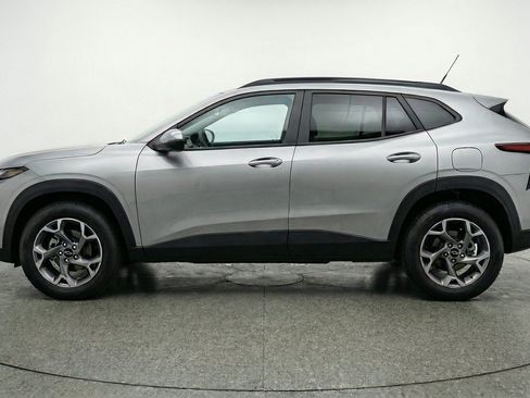 Used 2025 Chevrolet Trax LT w/ LT Convenience Package FWD image 5