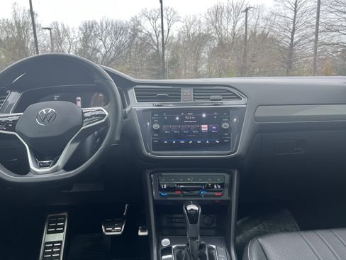 Certified 2023 Volkswagen Tiguan SE R-Line image 28