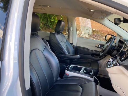 Used 2024 Chrysler Pacifica Limited FWD image 38