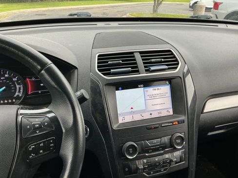 Used 2018 Ford Explorer XLT w/ Equipment Group 201A AWD/4WD image 18