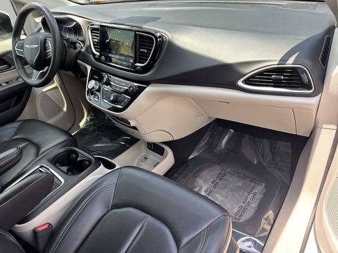 Used 2023 Chrysler Pacifica Touring-L FWD image 11