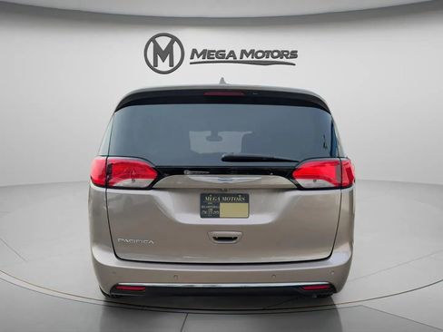 Used 2017 Chrysler Pacifica Touring-L image 6