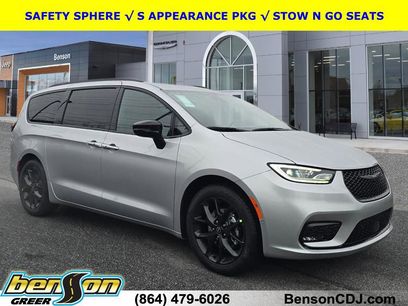 New 2026 Chrysler Pacifica Select w/ S Appearance Package