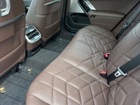 New 2025 BMW 750e xDrive image 4