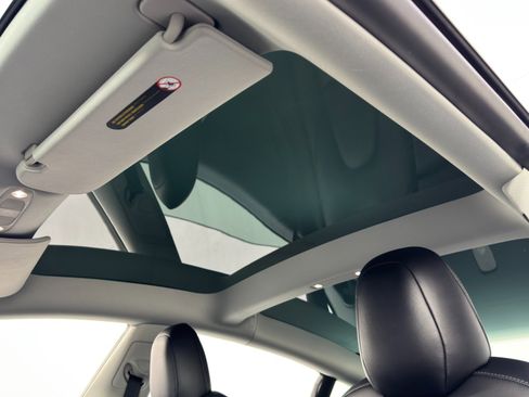 Used 2022 Tesla Model 3 image 12