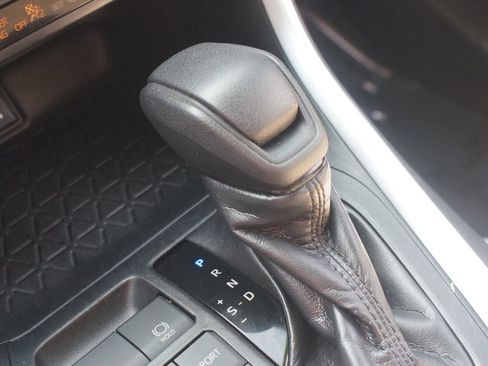 Used 2019 Toyota RAV4 LE FWD image 10