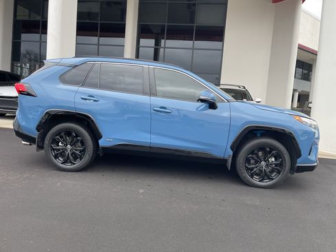 Used 2023 Toyota RAV4 SE image 8