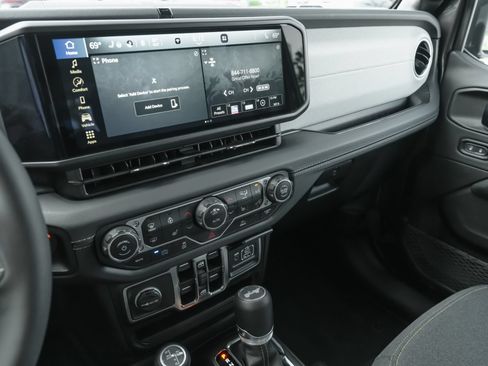 Used 2025 Jeep Wrangler Unlimited Sahara AWD/4WD image 11