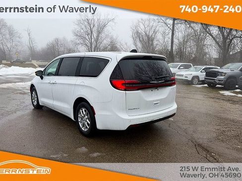 New 2026 Chrysler Pacifica Select image 5