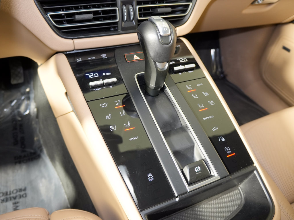 Certified 2023 Porsche Macan Turbo AWD/4WD image 33