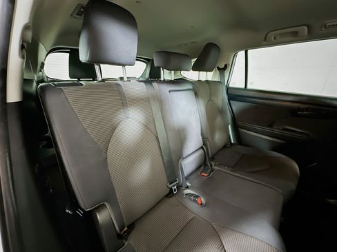 Used 2023 Toyota Highlander LE image 27