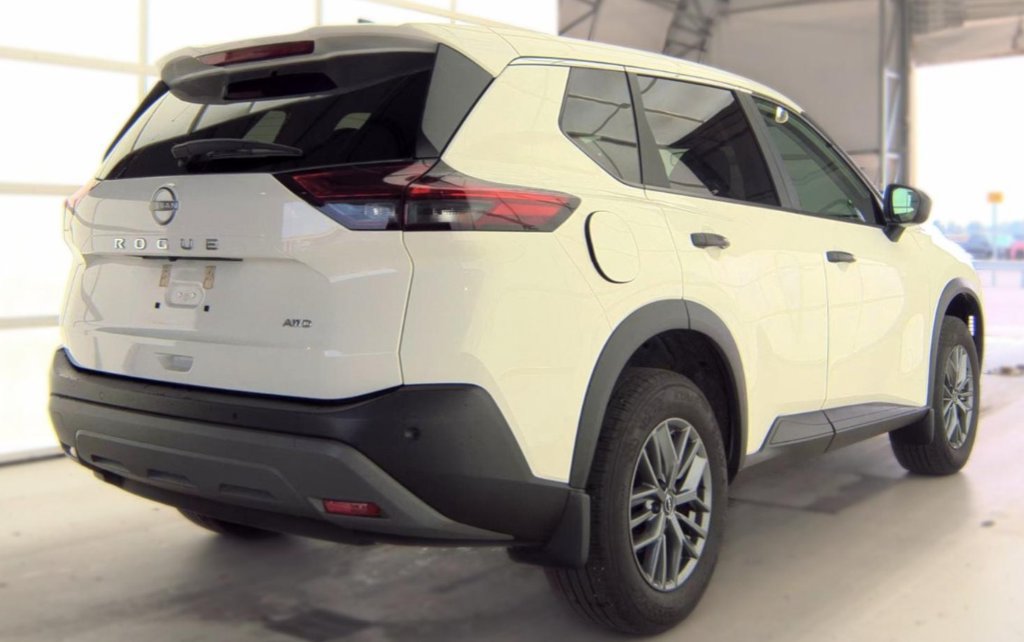 Used 2023 Nissan Rogue S AWD/4WD image 3