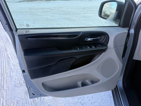 Used 2019 Dodge Grand Caravan SXT image 10