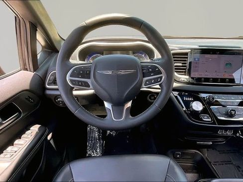 Used 2025 Chrysler Pacifica Select FWD image 8