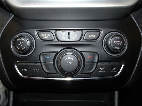Certified 2018 Jeep Cherokee Latitude Plus w/ Cold Weather Group AWD/4WD image 21