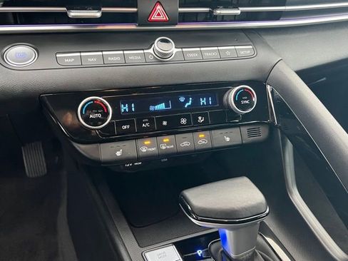 Certified 2025 Hyundai Elantra SEL image 21