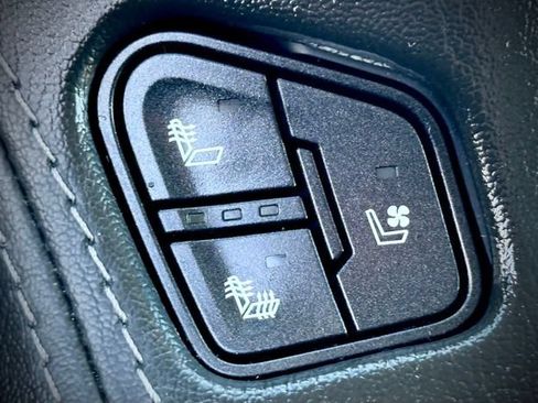 Used 2020 Chevrolet Suburban Premier w/ Premier 6.2L Value Package AWD/4WD image 32