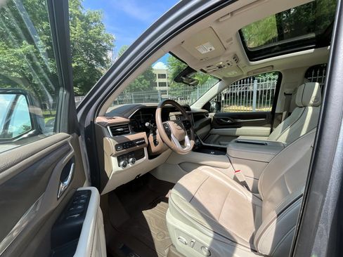 Used 2021 GMC Yukon Denali w/ Denali Premium Package AWD/4WD image 9