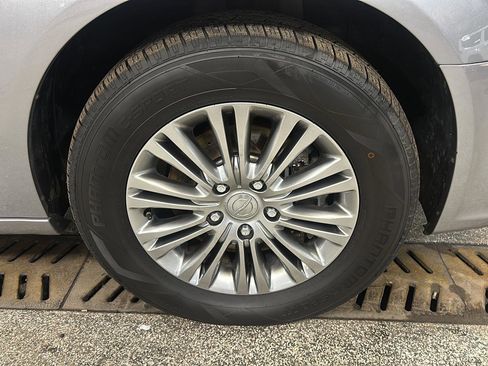 Used 2014 Chrysler Town & Country Touring-L w/ Driver Convenience Group image 13