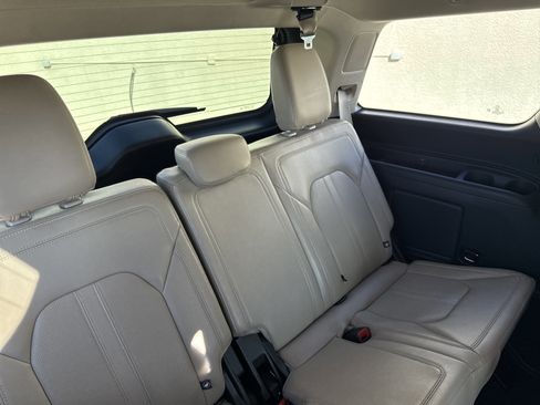Used 2023 Ford Expedition Limited image 12