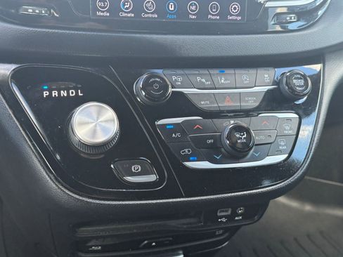 Used 2020 Chrysler Pacifica Touring-L image 16