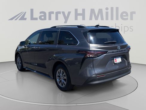 Used 2025 Toyota Sienna XLE FWD image 3