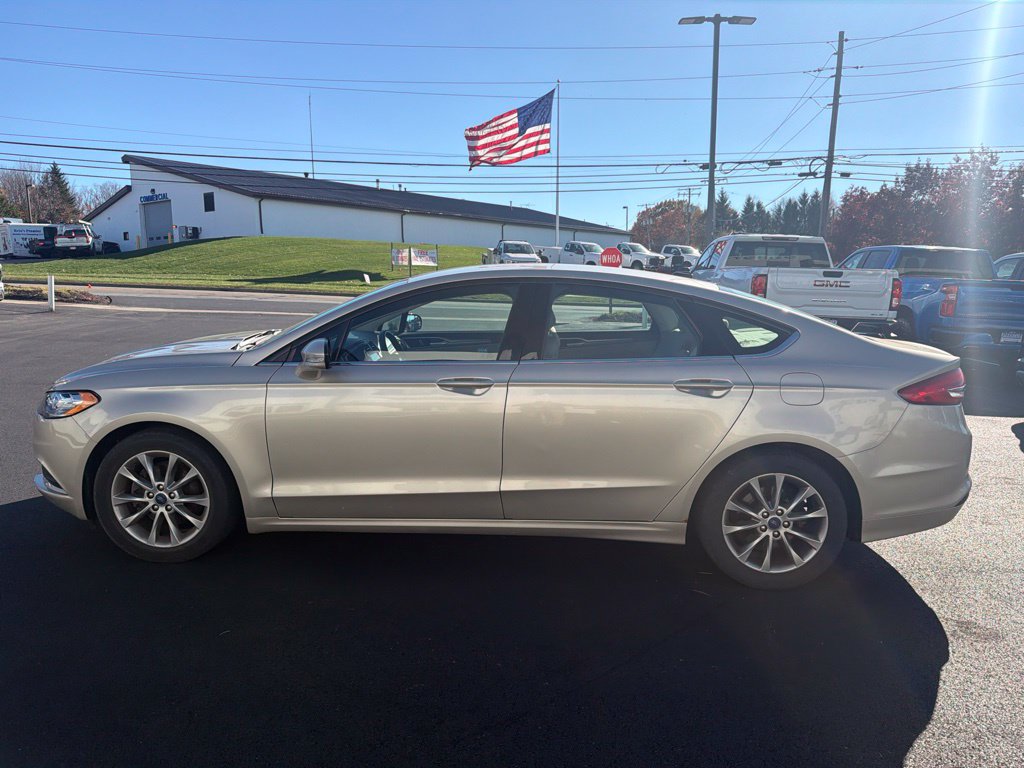 Used 2017 Ford Fusion SE w/ Fusion SE Technology Package FWD image 5