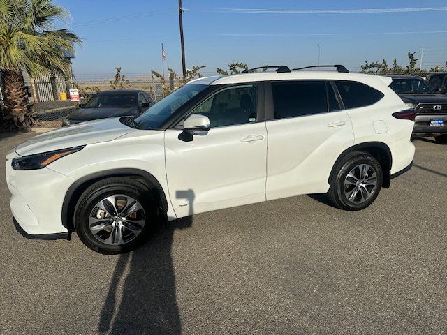 Used 2023 Toyota Highlander XLE AWD/4WD image 3