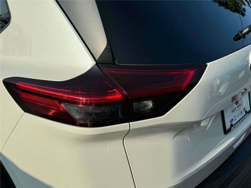 Used 2023 Nissan Rogue SV image 10