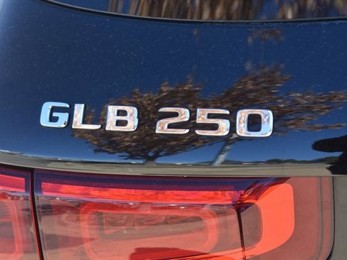 Used 2022 Mercedes-Benz GLB 250 4MATIC image 7