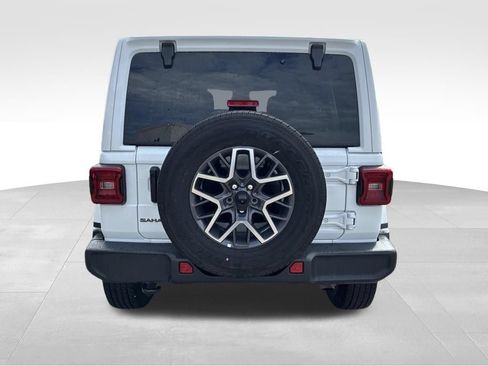 Used 2025 Jeep Wrangler Unlimited Sahara AWD/4WD image 4