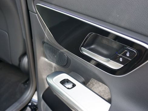 Used 2025 Mercedes-Benz GLC 300 4MATIC image 57