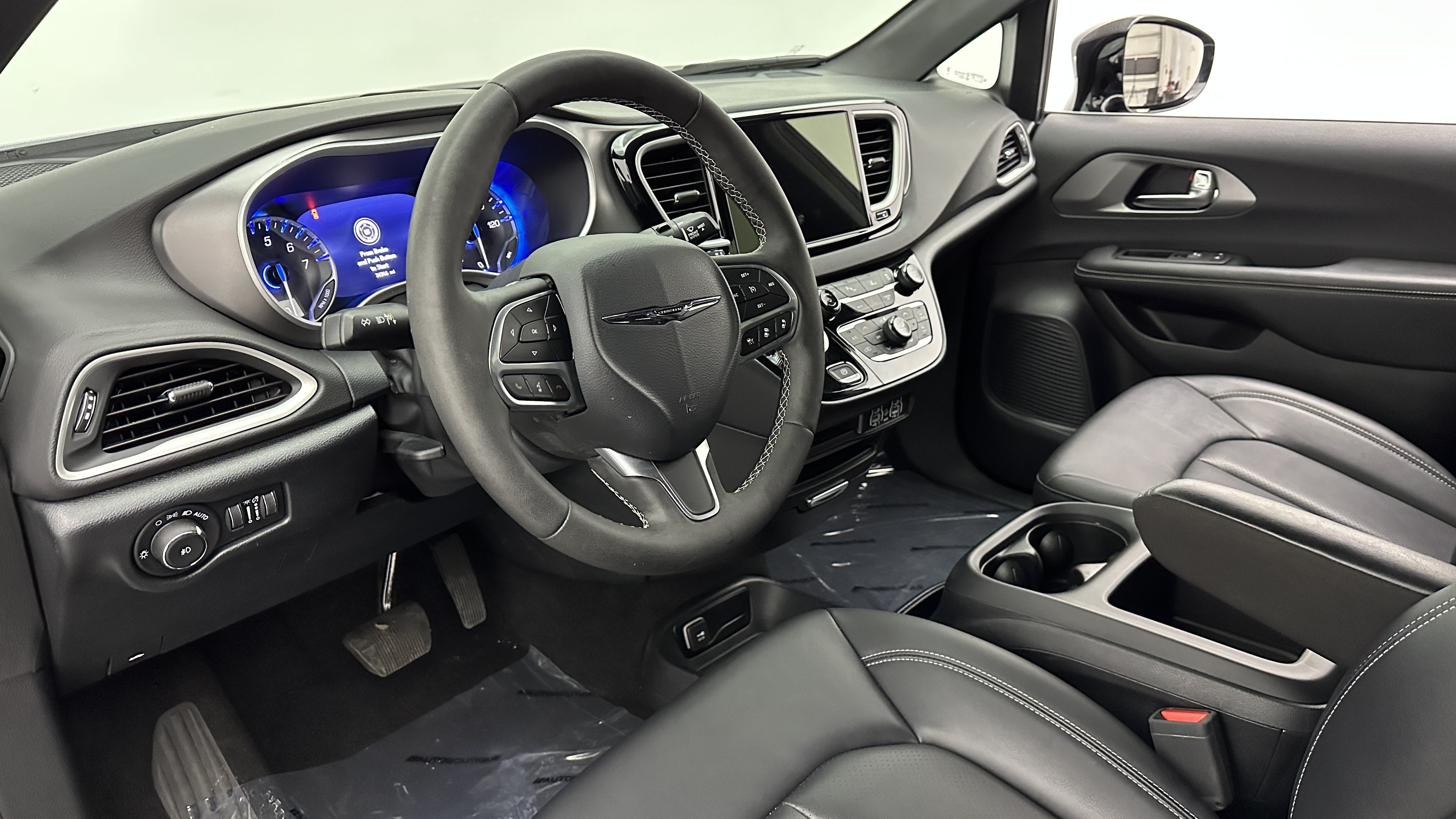 Used 2025 Chrysler Pacifica Select FWD image 8