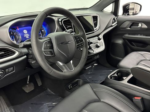 Used 2025 Chrysler Pacifica Select image 8