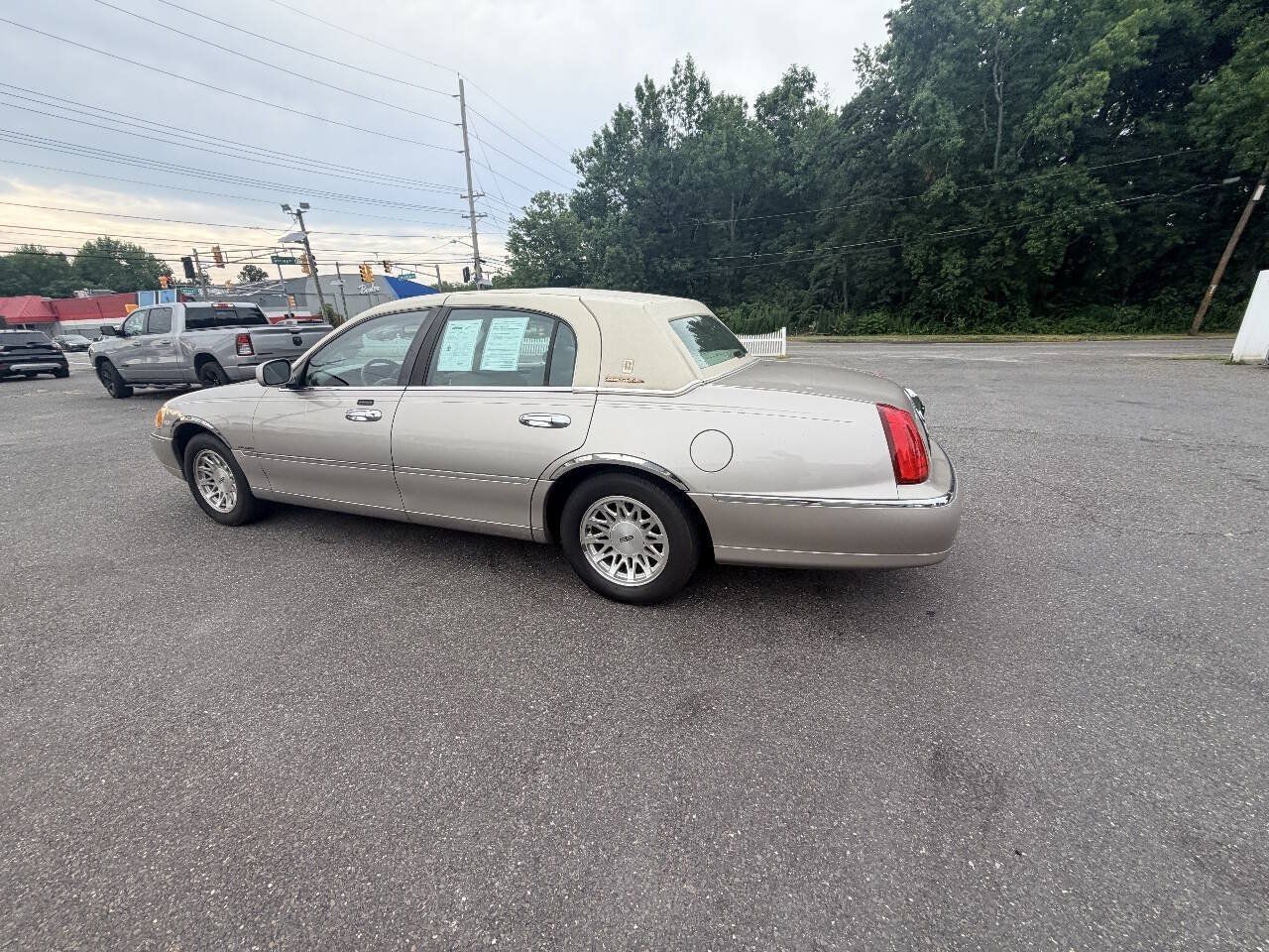 Used 1999 Lincoln Town Car Signature RWD image 40